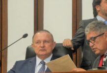 SESSÃO DA ALBA É REALIZADA EM CLIMA DE GUERRILHA COM MANISFESTAÇÃO DOS PROFESSORES, TUMULTO E PALAVRÕES DO PRESIDENTE DA CASA, O DEPUTADO ESTADUAL ADOLFO MENEZES